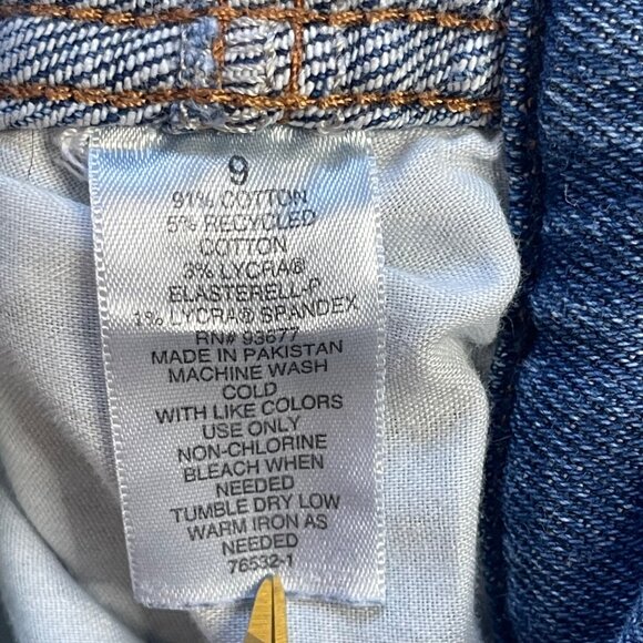 Arizona Highest-Rise Curvy Mom Jeans JUNIORS Size 9 Distressed Light Wash Denim - Picture 7 of 13